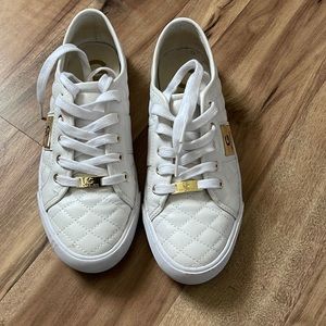 Guess sneaker size 8m